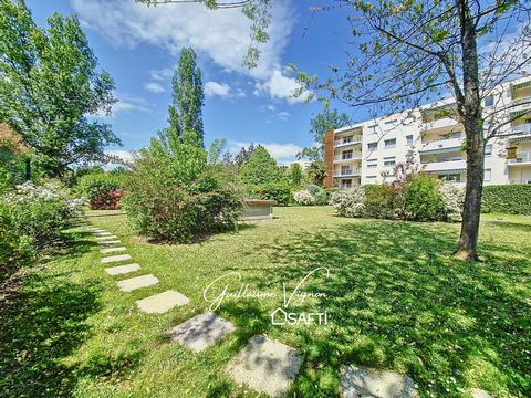 A Sainte-Foy-lès-Lyon dans une résidence récente avec piscine située dans le quartier arboré du Vallon, venez découvrir ce joli T5 de 113m2 avec son jardin privatif intimiste de 70m2. Avec ses grands volumes, cet appartement moderne et familial se co...