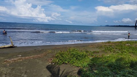 Dieses 1.450 m² große Grundstück, das nur wenige Schritte vom Strand in María Chiquita entfernt liegt, stellt eine hervorragende Investitionsmöglichkeit dar. Direkt am Eingang des Geländes gelegen, hat es ein Haus, das abgerissen oder neu gebaut werd...