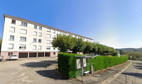 A 10-minute walk from the city center of Figeac, this T3 apartment is located on the fourth and top floor of a quiet and peaceful residence. Very bright (as it has double exposure), it consists of an entrance with a storeroom, separate toilets, 2 bed...