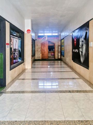 Au cur vibrant de Santa Úrsula se trouve un espace plein de possibilités, attendant un investisseur visionnaire. Ce local commercial de 1 454 m², jamais soumis à la Réserve pour Investissements aux Canaries (RIC), vous offre un avantage fiscal except...