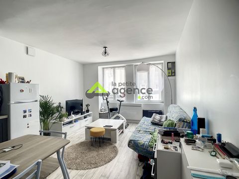 Votre petite agence Guéret vous propose à la vente, cette jolie maison de ville entièrement rénovée! Située dans le bourg d'Ahun, tous les commerces à proximité, belle maison et soigneusement rénovée. Aménagée sur 3 niveaux, elle offre au rez-de-chau...