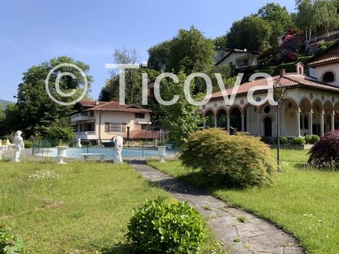 Ref. 1072 B I - Ticova Immobiliare bietet zum Verkauf in Varese, Ghirla - schöne Villa mit einem Park von ca. 6000 Quadratmetern, Schwimmbad und Tennisplatz. Das Anwesen befindet sich in einem ausgezeichneten Pflegezustand. Die Villa setzt sich wie f...