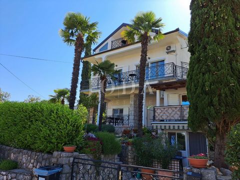 Location: Primorsko-goranska županija, Malinska-Dubašnica, Malinska. Beautiful house with five residential units for sale in Malinska! The house is located in a top location, only 100m from the sea. Beautiful sea views are provided from each floor of...