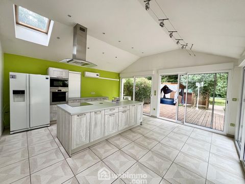 Votre agence 123webimmo l'immobilier au meilleur prix vous présente : Charmante maison composée d'un rez-de-chaussée spacieux comprenant un salon-salle à manger avec cheminée avec foyer fermée, une grande cuisine équipée et aménagée climatisée donnan...