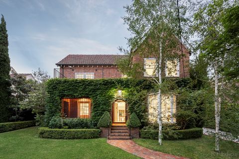 Bienvenido a 21 Henderson Avenue, una finca bellamente elevada de la década de 1930 ubicada en un exuberante jardín. Esta notable casa residencial ofrece una amplia manzana de 853 metros cuadrados con una amplia fachada de 21 m, con detalles clásicos...