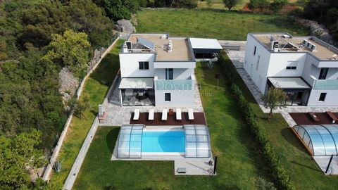 Zum Verkauf steht eine wunderschöne Villa, gelegen in Dubrava bei Šibenik, an einer ruhigen und idyllischen Lage, umgeben von Natur. Diese moderne Immobilie wurde 2020 erbaut, mit besonderem Augenmerk auf hochwertige Materialien und Funktionalität de...