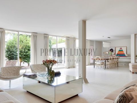 We present a unique semi-detached house in the prestigious Lapa in Lisbon. With two cleverly arranged floors, this property stands out for its perfect combination of elegance, functionality and a charming outdoor space. Lower Floor: - Fully equipped ...