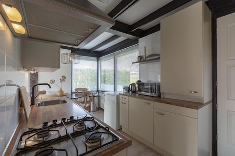 Welkom bij Duinland 15, een prachtig gemoderniseerde vakantiebungalow in de serene omgeving van Sint Maartenszee. Met moderne meubels en een volledig omheinde tuin is deze bungalow perfect voor degenen die hun harige vrienden mee willen nemen. Stap b...