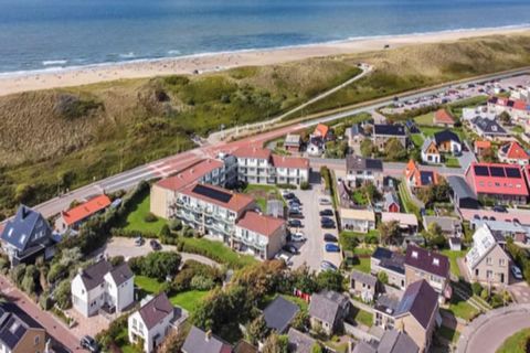 Dit moderne vakantieappartement voor 2 personen is ideaal gelegen tegenover de strandopgang in Callantsoog en biedt een perfect uitje aan zee. Het appartement ligt op de tweede verdieping en beschikt over stijlvolle meubels en een lichte woonkamer me...