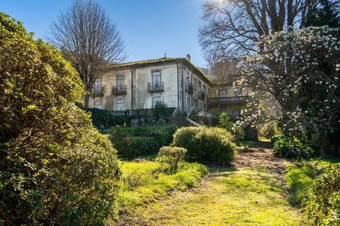 Добро пожаловать в Quinta da Trindade, великолепное загородное уединение, построенное в восемнадцатом веке и последовательно дополненное последующими владельцами, оазис спокойствия между Серрой и океаном в Зеленом Алту-Миньо. Quinta da Trindade - это...