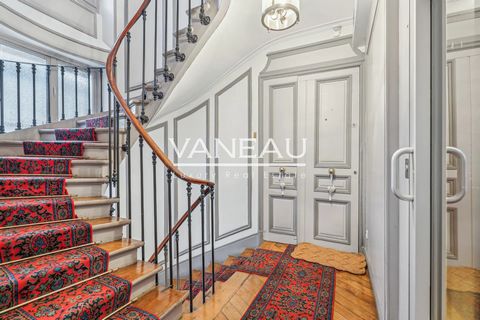 Gelegen in de zeer gewilde wijk Faubourg du Roule, dicht bij de Rue du Faubourg Saint Honoré en Parc Monceau, biedt Groupe Vaneau een appartement van 62,7 m2 Loi Carrez op de 2e verdieping met lift, in een elegant gebouw uit 1865. Het bestaat uit een...