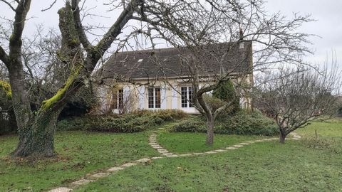 Dans le secteur très recherché du PLESSIS PATE, maison individuelle, sur sous-sol total (108 m²), comprenant hall d'entrée, séjour triple de 43 m² donnant sur deux terrasses et jardin, deux cuisines, quatre chambres dont trois au rez-de-chaussée, sal...