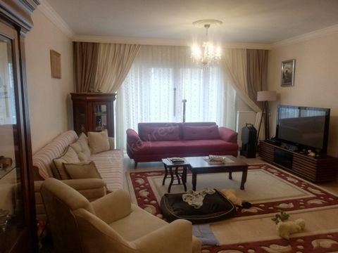 Appartement te koop in een complex in Esenyurt 3+1 135 m2 Appartement met dubbele badkamer op de site Geschikt voor burgerschap. Neem contact op voor meer informatie. Features: - Satellite TV - Internet - Parking