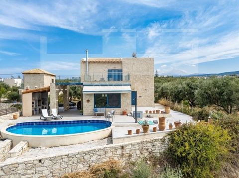 Esta villa de piedra de 145 m2, muy bien cuidada, situada en una amplia parcela de 1.342 m2, se encuentra en el encantador pueblo de Loutra, a sólo 10 km al este de Rethymnon. Combinando el encanto rústico con las comodidades modernas, la propiedad o...