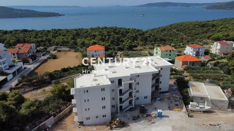 In der Nähe von Trogir vermitteln wir den Verkauf eines Wohngebäudes mit 22 Wohnungen, hochwertiger Bauweise und modernem Design, 600 m vom Meer entfernt. Die Wohnung 16 befindet sich im zweiten Stock des Gebäudes, hat eine Innenfläche von 51,27 m2 u...