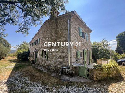 Dit prachtige stenen huis is gelegen in Sovinjak, niet ver van Buzet. Het huis is volledig gerenoveerd en ingericht in authentieke Istrische stijl. Op de begane grond is er een mooie keuken, een toilet en een grote woonkamer, terwijl er op de eerste ...