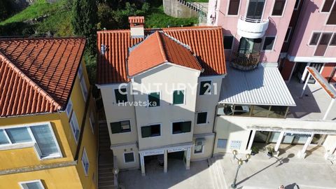 LABIN, ALTSTADT, HAUS MIT ZWEI GETRENNTEN WOHNUNGEN UND HOF, 4 VOM MEER ENTFERNT Wir verkaufen ein Haus mit zwei Wohnungen in wunderschöner Lage, in der Svete Katarina Straße in der Altstadt von Labin. Es befindet sich nur wenige Gehminuten von allen...