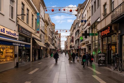 Dit aangenaam appartement bevindt zich dichtbij het casino van Blankenberge. Vijftig meter van het strand, midden in het commercieel centrum. Het beschikt over een ruime living en volledig ingerichte keuken. Er is een slaapkamer met stapelbed, waarva...