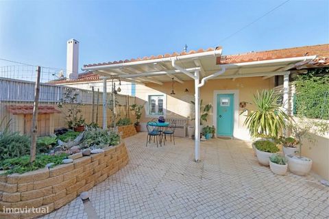 Maison de ville de 2+1 chambres. Propriété récemment rénovée avec deux chambres, une chambre étant située dans les combles avec fenêtre Velux. De bons espaces extérieurs, entièrement isolés avec deux arrière-cours, dans la cour arrière, vous trouvere...