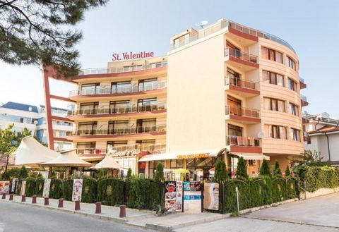 Wir bieten eine geräumige, möblierte Zwei-Zimmer-Wohnung mit Bergblick in 