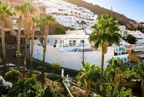 Wir präsentieren exklusiv dieses einzigartige Eckgrundstück in ausgezeichneter Lage im Herzen von Acantilados de Los Gigantes, Teneriffa Süd. Mit einfachen Zugang, in der Nähe des Meeres und alle Arten von Unternehmen und Dienstleistungen, wie Restau...