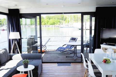 Disfrute de sus vacaciones en una casa flotante con toda la familia o relájese con buenos amigos, lejos del estrés y la vida cotidiana. Esta acogedora casa flotante (no se requiere licencia) es una casa de vacaciones flotante y tiene su amarre fijo y...