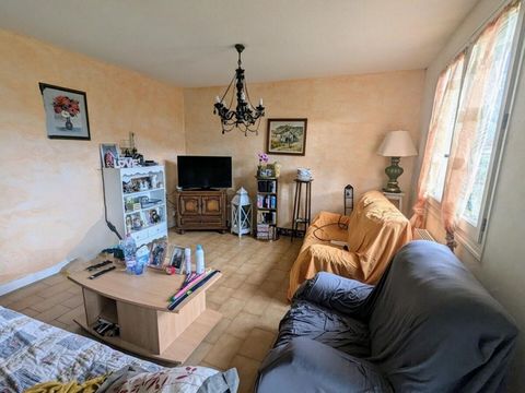 Entdecken Sie dieses charmante 5-Zimmer-Haus in Escource mit 101,96 m² Wohnfläche. Es ist perfekt für das Familienleben eingerichtet und verfügt über helle und einladende Räume. Genießen Sie ein großes Wohnzimmer, 3 komfortable Schlafzimmer und eine ...