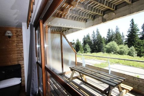 Dit gezellige appartement van 35 mÂ² in het hart van Chamrousse 1700 (Domaine de l'Arselle) biedt een toplocatie aan de voet van de pistes, waardoor het perfect is voor skiliefhebbers. Met een terras op het zuiden geniet het appartement van veel natu...