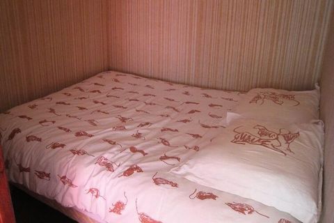 Questo accogliente appartamento può ospitare comodamente fino a 5 persone con un letto matrimoniale (140 cm) nella camera da letto, un divano letto per 2 persone (130 cm) e un letto singolo (80 cm) nel soggiorno. La struttura è per non fumatori e non...