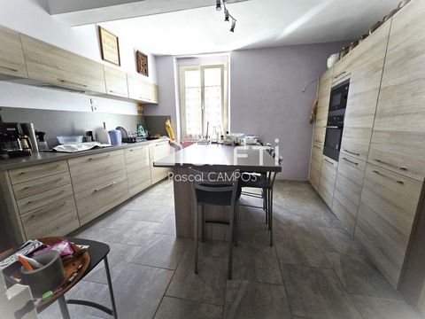 Maison de ville avec garage et cour.