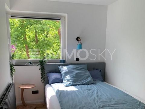 Vous êtes à la recherche d’une élégance élégante au plus haut niveau à Westend ? Cet appartement entièrement rénové à Berlin-Westend allie le confort de vie moderne à un mobilier luxueux. Achevé en février 2025, le plan d’étage a été soigneusement op...