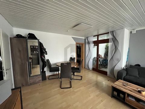Ce charmant appartement au rez-de-chaussée de Schemmerhofen offre tout ce que votre cœur désire. Avec 2 pièces et une surface habitable de 70 m², il est idéal pour les investisseurs. L’emplacement au sud-ouest offre beaucoup de soleil et le jardin d’...