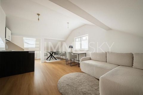 Cet appartement mansardé exclusif de 1,5 pièce au cœur de Sachsenhausen-Nord combine un style de vie urbain avec un concept de vie aussi individuel qu’élégant. Sur environ 35 m² de surface habitable, un refuge inondé de lumière est présenté, qui dépl...