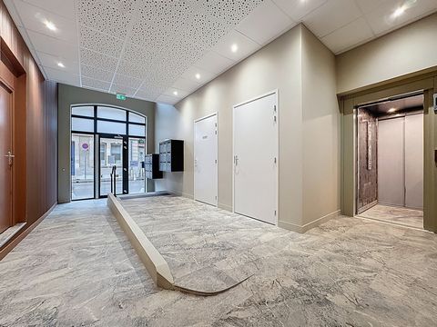 À VENDRE - LOCAL PROFESSIONNEL À AMENAGER EN BUREAU - RUE DES MOISSONS Emplacement recherché pour ce local professionnel vendu sous forme de plateau à aménager au sein d'un immeuble ancien réhabilité avec des matériaux de qualité, comprenant des lots...