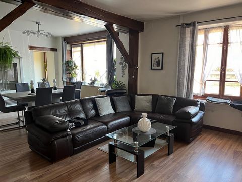 Maison de 122 m2, 3 chambres, bureau, garage et jardin.