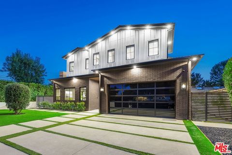 Bienvenue au 5003 Mammoth Avenue, un Cape Cod Modern de 6 chambres et 7 salles de bain dans l’un des quartiers les plus convoités de Sherman Oaks. Situé derrière des portes sur un généreux terrain d’angle, ce domaine récemment construit s’étend sur e...