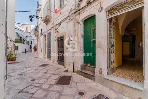 Nel suggestivo centro storico di Martina Franca, proponiamo in vendita, casa storica al piano terra a breve distanza da Piazza XX Settembre e dalla Basilica di San Martino. Limmobile si compone di una cucina abitabile, che si apre su una camera che c...