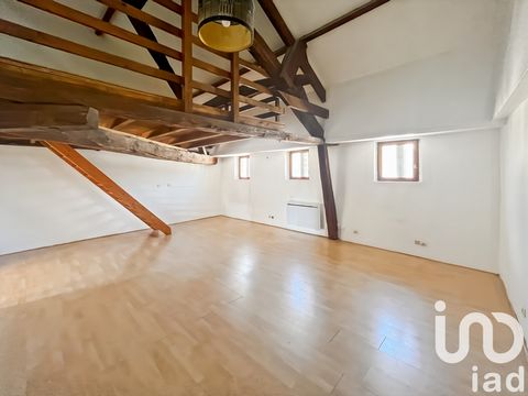 iad France - Alicia Costa-Serra vous propose: SOUS OFFRE D'ACHAT Au cOEur de Voulx, en plein centre-ville, situé au 2ᵉ étage d’un immeuble, cet appartement de 64 m² offre de beaux volumes et le charme de l’ancien. Il se compose d’une grande pièce de ...