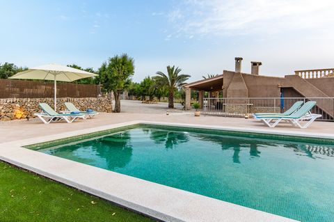 Gelegen in het noordelijke centrum van Mallorca, in Santa Margalida, nodigt dit landhuis niet ver van het strand 4 gasten uit voor een heerlijke vakantie. Het gelijkvloerse vakantiehuis is omringd door bomen en heeft een prachtig uitzicht op het plat...