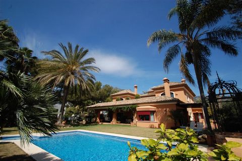 Stunning villa in Altos Reales. South facing villa located in the prestigious urbanization of Altos Reales. The main features include nice sea and mountain views, a beautiful private garden with swimming pool, air conditioning hot/ cold, marble floor...