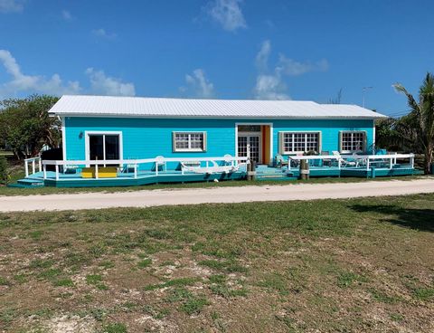 Cette maison de Port Royal offre une vue imprenable sur la mer et est située sur le côté ouest de South Bimini dans un emplacement idyllique à quelques pas d’une plage de sable blanc avec accès à la plongée en apnée au large, tortues nicheuses, et pl...