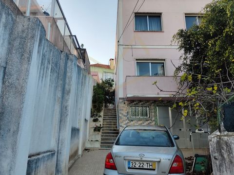 House of 6 rooms in Pontinha, central, in a well served area of the main services and public transport, Near the access to Lisbon. House composed of: Basement with garage with 42m2. R / C with kitchen, pantry, living/dining room, sanitary installatio...