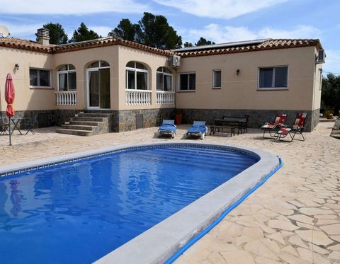 PALMERAS IMMO offers for sale This single storey villa with private pool is located in the urbanization of Sant Jordi d'Alfama in the middle of nature on a plot of 4000 m2 The main house is composed of: * a large living room - dining room * independe...