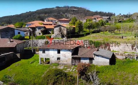   Detached house to rebuild consisting of 2 floors on a plot of land with 862m2. It is located in the countryside, in a quiet area with good access and great sun exposure. Excellent business opportunity for family housing and/or investment. Don't mis...