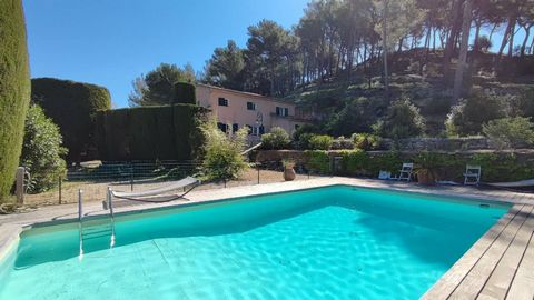 Unique large family villa looking out over the countryside and out to sea, in the stunning area of Cassis in a peaceful residential area. Property set in the vineyards on a 5059 m2 plot of land with an exceptional view. Come and discover this Provenc...