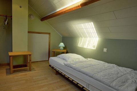 Esta hermosa casa de vacaciones grande en Stoumont Ardennes tiene 5 dormitorios y puede hacer que un grupo de hasta 9 personas se sienta como en casa. La casa cuenta con una agradable sala de relajación con sauna, lo que la hace perfecta para unas la...
