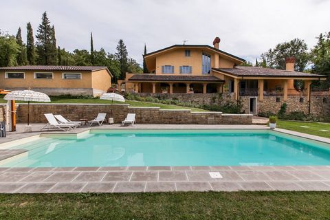 This magnificent and prestigious property is located in a place of rare beauty, a few kilometers from Arezzo in a strategic position. With a total area of 520 m2, the villa houses five bedrooms (including an independent apartment on the ground floor)...