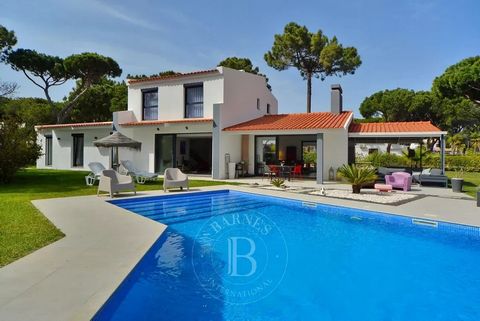 Villa avec quatre chambres et un grand jardin à Vilamoura en Algarve. Situation très calme à environ 15 minutes à pied de la marina et de la plage. La propriété a été récemment rénovée par les propriétaires actuels, offre beaucoup de lumière naturell...