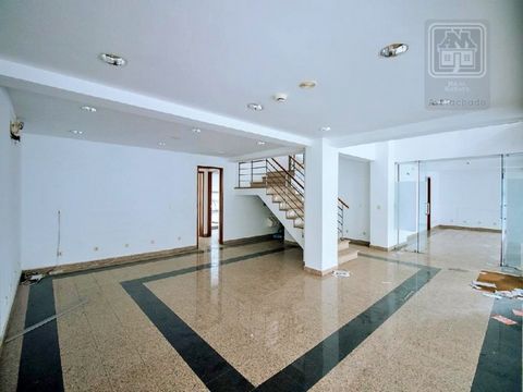 Commercial store consisting of 2 floors, the ground floor consists of 4 divisions and bathroom; 1st floor consists of mezzanine with 4 offices and bathroom. Total Area: 688 m2; (308 m2 private area and 380 m2 dependent area); Located in a mixed resid...