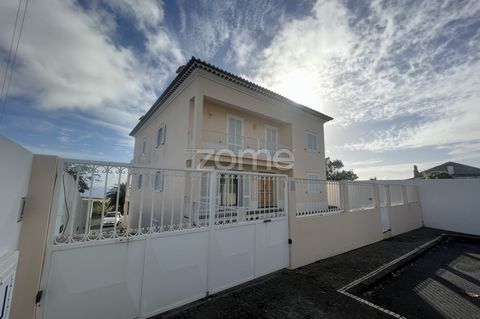 Identificação do imóvel: ZMPT562354 This spacious 5-bedroom villa in Relva, in the municipality of Ponta Delgada, stands out with an impressive construction area of 582.25 square metres, set in a plot of 1,823 square metres, 5 metres from Ponta Delga...